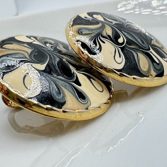 80s Swirl Enamel Round Button Earrings Black Cream Gold Clip-On Metal Retro - Picture 4 of 9